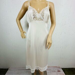 Vintage Ashley Taylor Women’s size 34B S/M Off White Lace Trim Slip